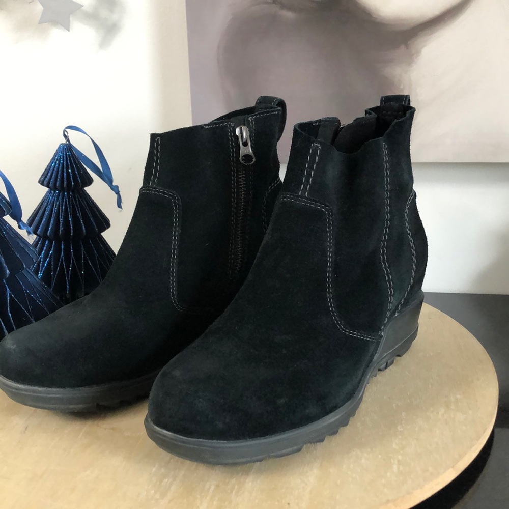 REDUCED!! Sorel ankle Black Suede boots
Size 7